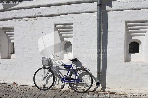 Image of  bicycle at a white wall