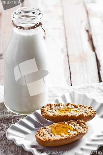 Image of bottle of milk and crackers with honey