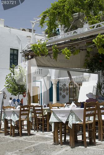 Image of street scene taverna