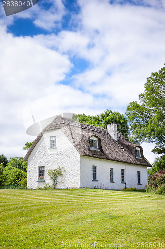 Image of thatched house in Ireland