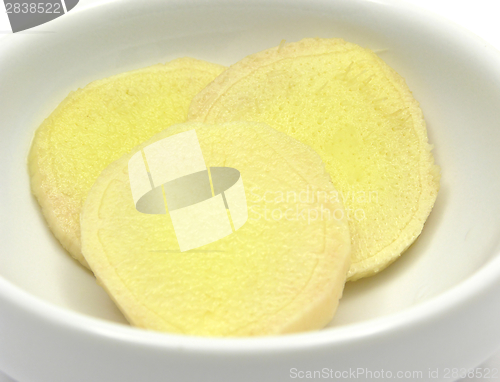 Image of Ginger in a bowl of chinaware on white