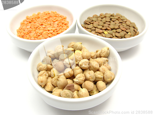 Image of Three bowls of chinaware with garbanzos lentils and red lentils