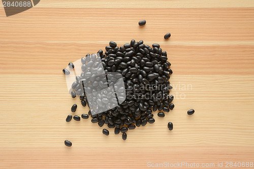 Image of Black turtle beans on wood