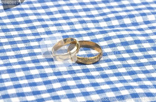 Image of Arrangement with wedding rings