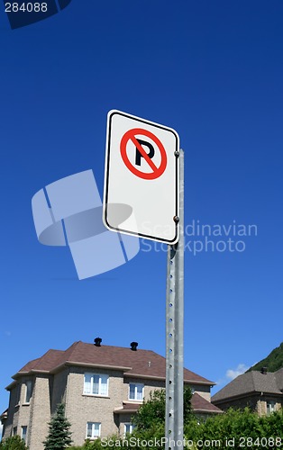 Image of No parking sign in front of a new house