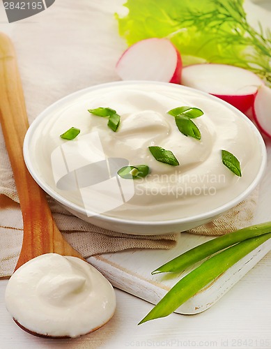 Image of bowl of sour cream