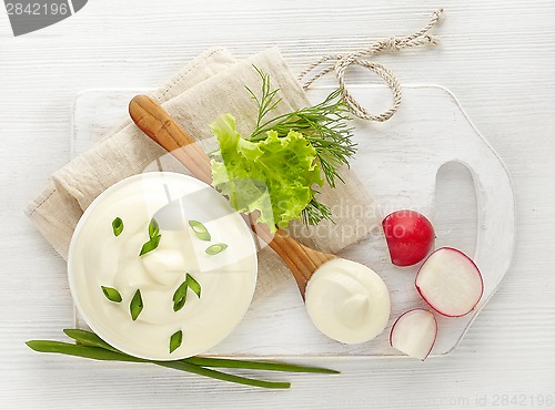 Image of bowl of sour cream