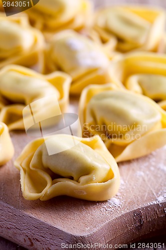 Image of uncooked tortellini 