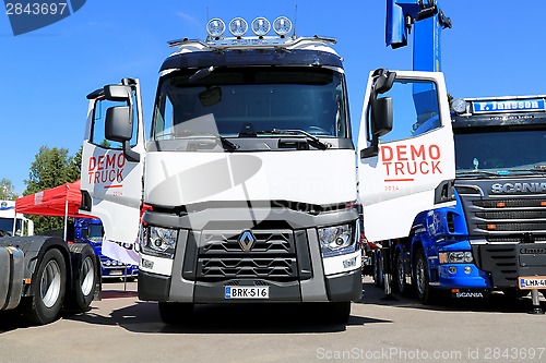 Image of White Renault T480 Show Truck