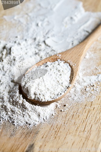 Image of flour in a wooden spoon 