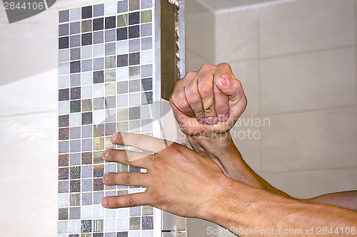 Image of Worker puts tiles