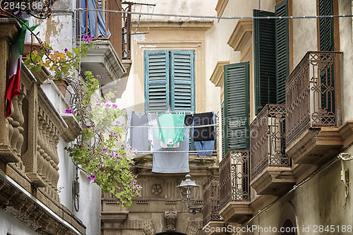 Image of Hanging clothes in the old town of Gallipoli (Le)