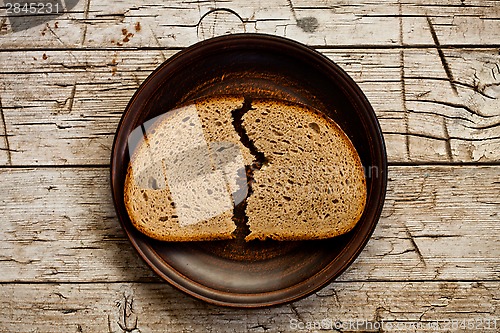 Image of rye bread in a plate 