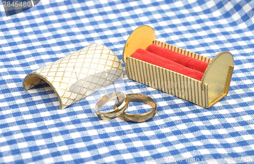 Image of Arrangement with wedding rings