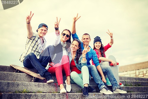 Image of group of smiling teenagers hanging out