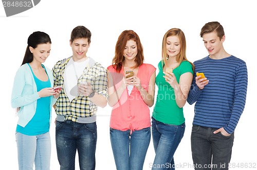 Image of smiling students with smartphones