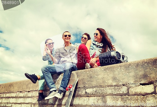 Image of group of smiling teenagers hanging out