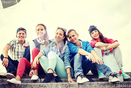 Image of group of smiling teenagers hanging out