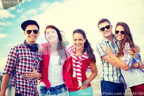 Image of group of smiling teenagers hanging out
