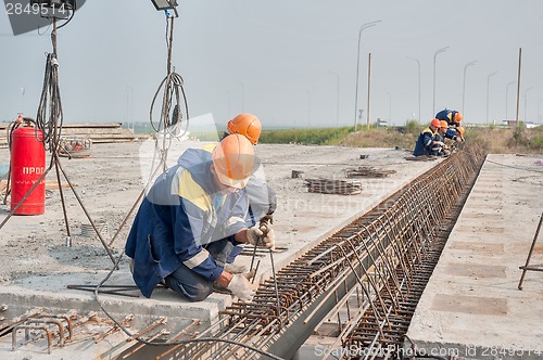 Image of Workers do fittings binding