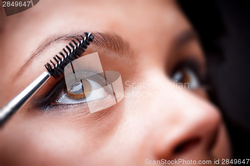 Image of Applying mascara