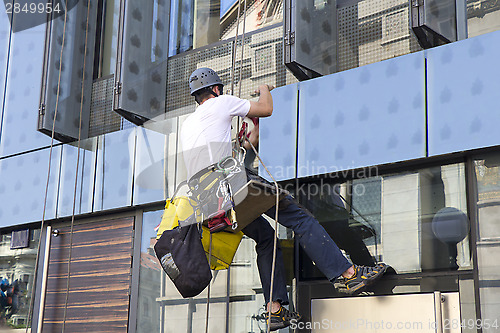 Image of Climber wash windows