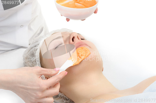 Image of alginate facial mask applying