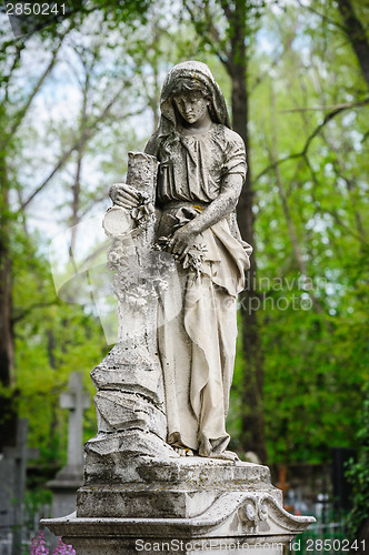 Image of statue on the grave