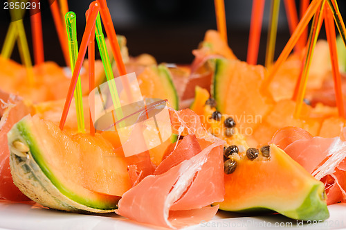 Image of salad with prosciutto and papaya