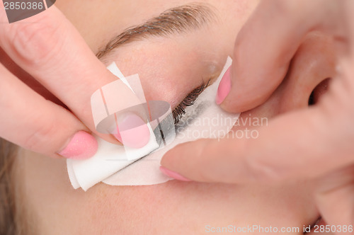 Image of wiping mascara from eyelashes