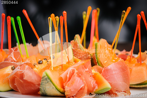 Image of salad with prosciutto and papaya