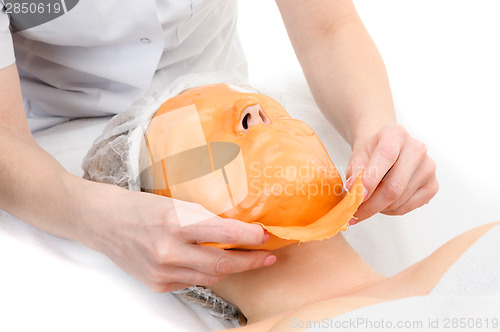 Image of Removing alginate peel-off facial mask