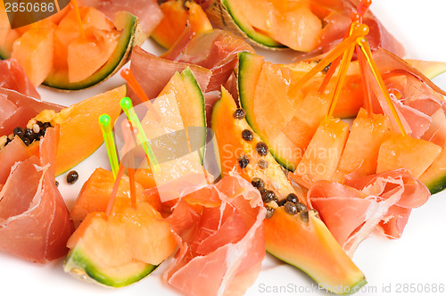 Image of salad with prosciutto and papaya