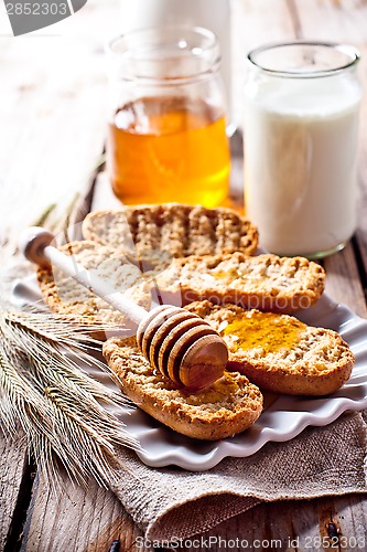 Image of crackers, milk and honey 