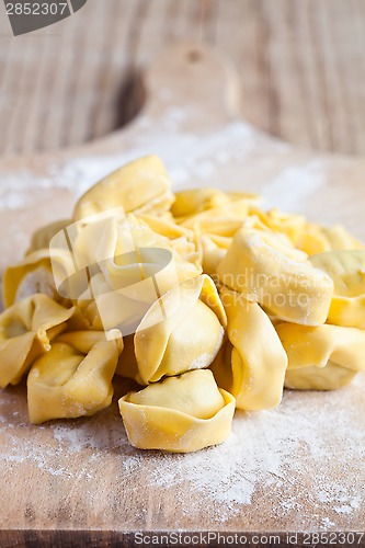 Image of uncooked tortellini 