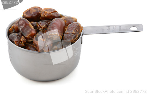 Image of Sticky whole dates in an American cup measure