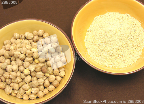 Image of Two bowls of ceramic with garbanzos and flour of garbanzos