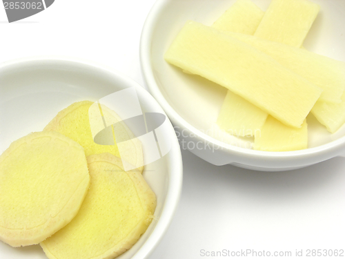 Image of Ginger and bamboo in two bowls of chinaware