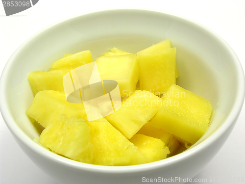 Image of Pieces of pineapple in a white bowl of chinaware