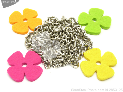 Image of Flowers of felt fraiming a chain
