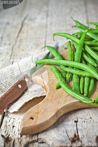 Image of green string beans and knife