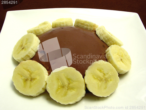Image of Chocolate pudding with banana slices arranged on a plate