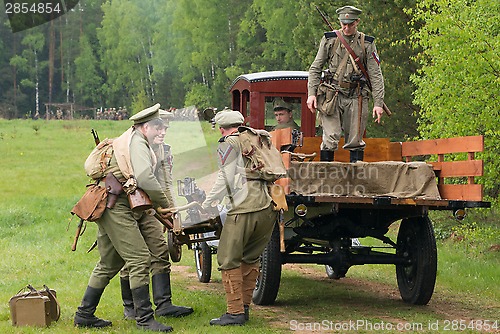 Image of soldiers load the Maxim machine gun on truck