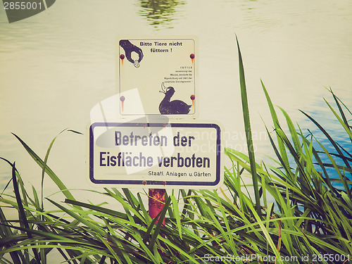 Image of Retro look Do not feed the ducks