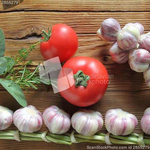 Image of Garlic and tomatoes.