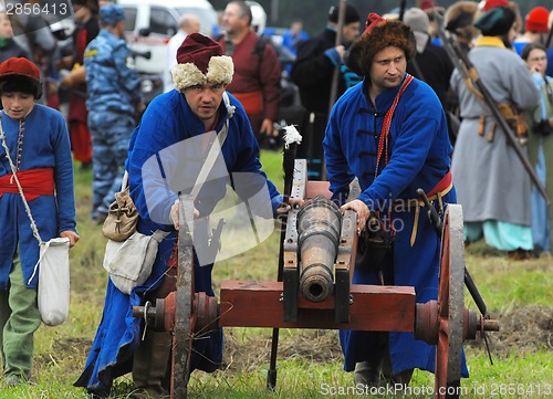 Image of Artillery detachment by the cannon