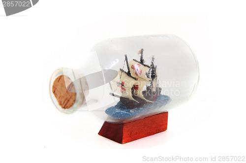 Image of smal ship in th glass bottle 