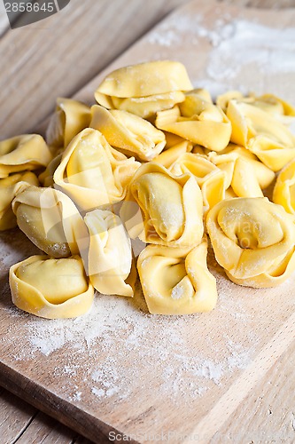 Image of uncooked tortellini 