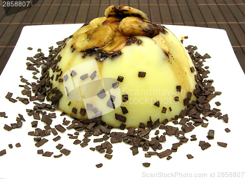 Image of Custard with sliced banana and grated chocolate