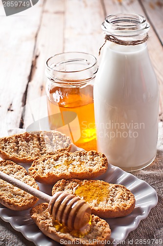 Image of crackers, milk and honey 